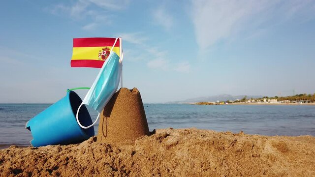 voyage plage sable Espagne Catalogne oc&eacute;an mer masque covid-19