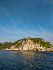Fototapeta premium Amazing rocky island with blue sky and sea of Koh Tao Thailand