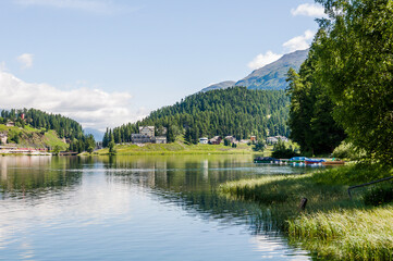 Obraz premium St. Moritz, St. Moritzersee, Bergsee, See, Stazerwald, Oberengadin, Engadin, Wanderweg, Wassersport, Malojawind, Alpen, Graubünden, Sommer, Schweiz