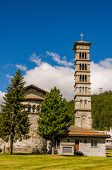 Fototapeta premium St. Moritz, Kirche, Sankt Karl Borromäus, Inn, Fluss, St. Moritzersee, Dorf, See, Alpen, Oberengadin, Engadin, Graubünden, Sommer, Sommertourismus, Schweiz