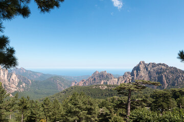 Fototapeta na wymiar Vue sur les montagnes et la mer depuis les hauteurs de Bavella - Corse