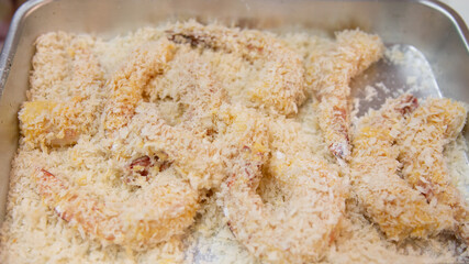 エビフライ調理途中、パン粉をまぶしたエビ
