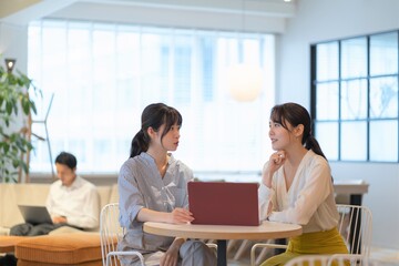 アジア人女性　２人　ポートレート