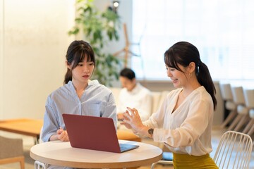 アジア人女性　２人　ポートレート