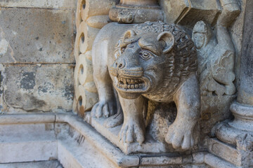 Obraz premium Stone sculpture in the form of a lion in Vaidahunyad Castle in Budapest. Hungary