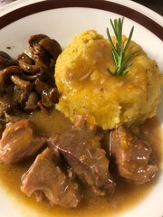 polenta e cervo piatto tipico 