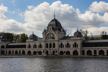Fototapeta na wymiar Beautiful building by the lake in Budapest. Hungary