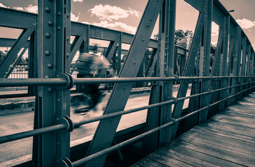 Fahrradfahrer auf der Drehbrücke in Lübeck