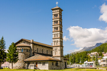 St. Moritz, Kirche, Sankt Karl Borromäus, Inn, Fluss, St. Moritzersee, Dorf, See, Alpen, Oberengadin, Engadin, Graubünden, Sommer, Sommertourismus, Schweiz