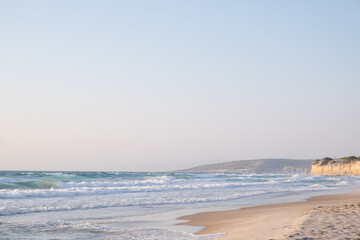 Onde al tramonto nella spiaggia di Kos. Grecia. 