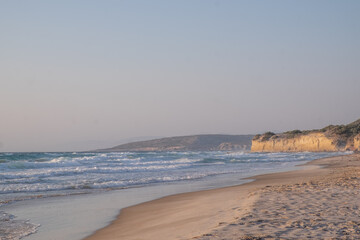 Onde al tramonto nella spiaggia di Kos. Grecia. 