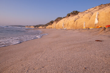 Onde al tramonto nella spiaggia di Kos. Grecia. 