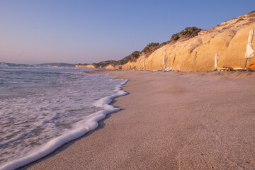 Fototapeta na wymiar Onde al tramonto nella spiaggia di Kos. Grecia. 
