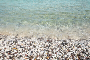 Acqua cristallina spiaggia con sassi di Kos. Grecia