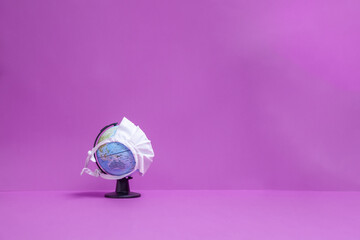 Weltkugel mit weißer Maske mit Sicht auf Australien mit lila Hintergrund