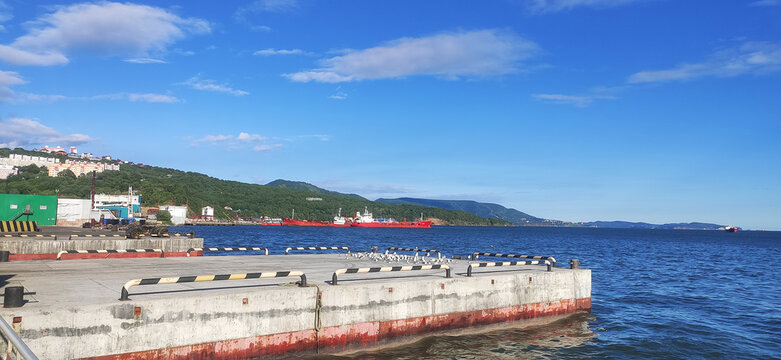 Places for mooring vessels at the berth.