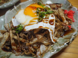 目玉焼きが乗った富士宮やきそば「ミックス焼きそば」