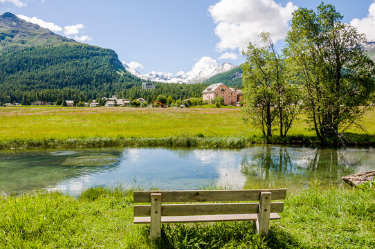 Sils, Segl, Baselgia, Inn, Fluss, Oberengadin, Val Fex, Fextal, Engadiner Dorf, Engadiner H&auml;user, Holzbank, Engadin, Seenplatte, Alpen, Wanderweg, Graub&uuml;nden, Sommer, Schweiz
