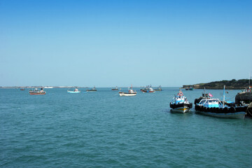 Obraz premium Ferry with passengers between Okha to Bet Dwarka, Gujarat, India
