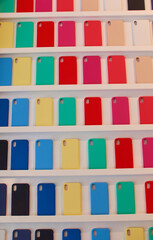 estantería con fundas de móviles de diferentes colores