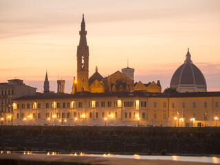 Obraz premium Italia, Firenze al Tramonto con la cupola del Duomo e il campanile della chiesa di Santa Croce.