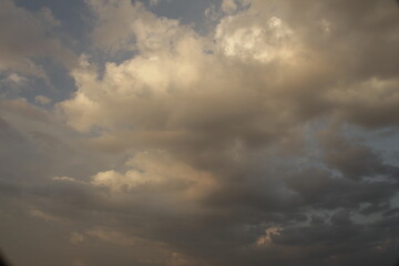 Fototapeta na wymiar Atardeceres con nubes