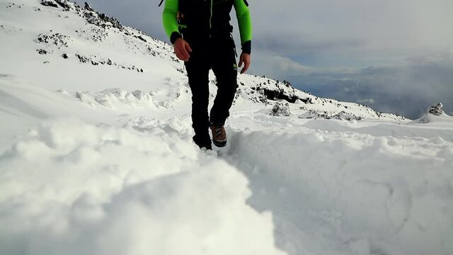 Alpinista escursionista che cammina sull'Etna nella neve-Sicilia