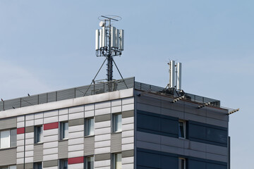 Anteny sieci komórkowej na dachu biurowca