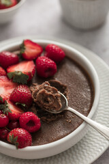 Petit déjeuner crème chocolat et fruits rouges