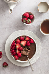 Petit déjeuner crème chocolat et fruits rouges