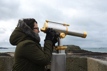 Obraz premium Woman looking with long view