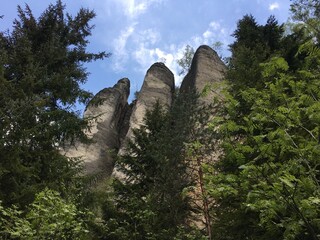 Piękne duże skały w skalnym mieście w Czechach © Józef