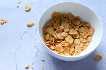  Top view of corn flakes in a bowl on table 