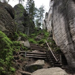 Piękne duże skały w skalnym mieście w Czechach © Józef