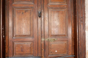 Puerta antigua de madera con pomo y llamador de metal