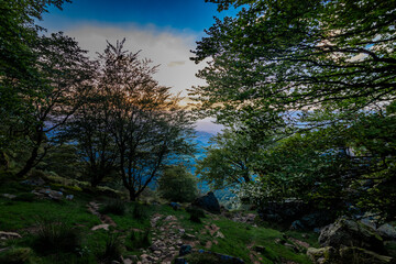 Trecking por montes de Andoain del Pais Vasco al atardecer