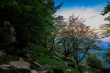 Trecking por montes de Andoain del Pais Vasco al atardecer