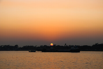 Obraz premium sunset on the river