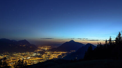 Panorama nocturne sur Cluses et le M&ocirc;le