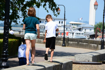 Enfant sur un mur