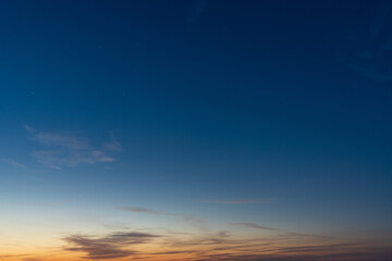 Blauer Himmel nach Sonnenuntergang