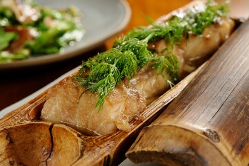 Robalo no vapor na calha de bambu