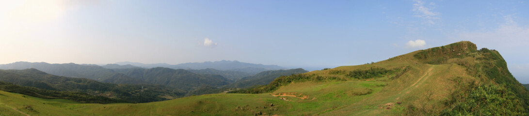 Obraz premium Sunny view of the beautiful grassland of Taoyuan Valley