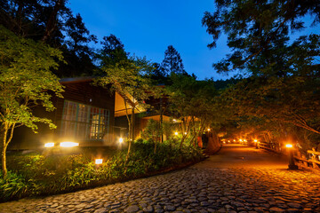 Obraz premium Night view of the wooden house in Mingchi National Forest Recreation Area