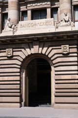 Fototapeta na wymiar Puerta fachada del edificio del Banco de México en el Centro Histórico de la Ciudad de México. 