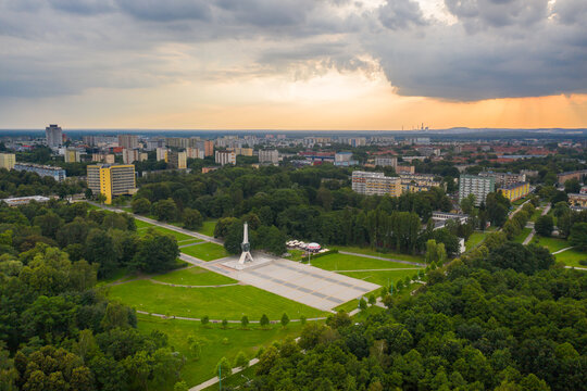 Tychy - pomnik walki i pracy - żyrafa - krajobraz miasta tychy -park