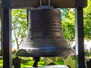 Obraz premium Commemorative bell 9-11 memorial in old St Paul Cathedral cemetery in New York City
