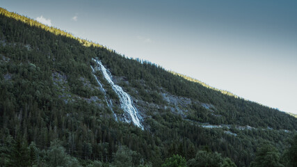 Wodospad Rjukanfossen w miejscowości Rjukan w Norwegii © Dreamnordno