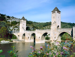 Fototapeta na wymiar Pont Valentre arch bridge with towers over River Lot