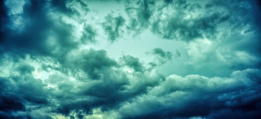 Nubes oscuras en cielo brumoso